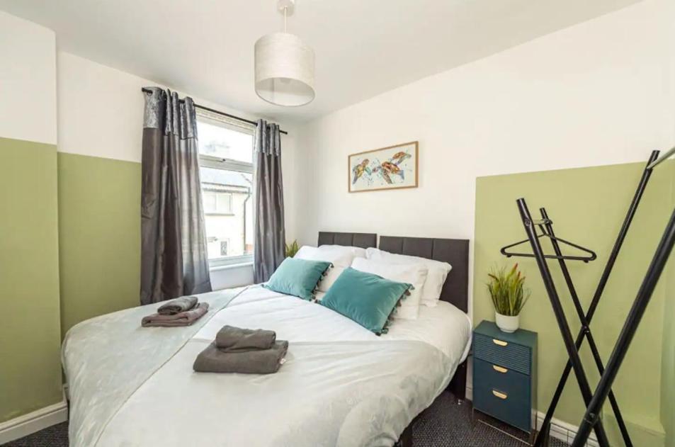 Large 3 Bedroom Sleeps-7/gartson/liverpool Liverpool