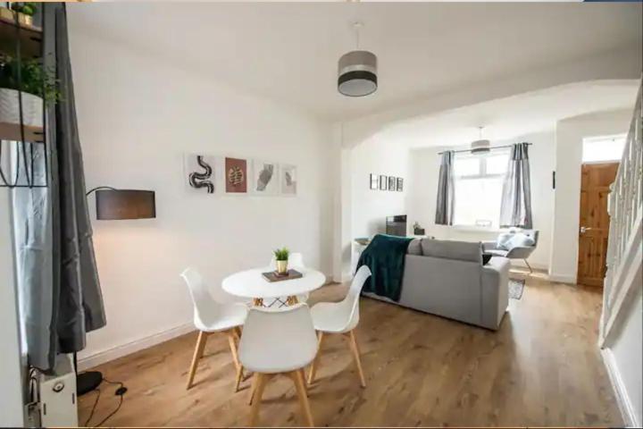 Large 3 Bedroom Sleeps-7/gartson/liverpool