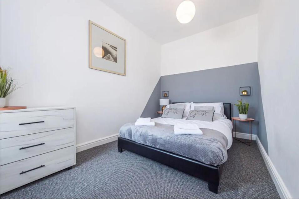 Large 3 Bedroom Sleeps-7/gartson/liverpool Apartment *